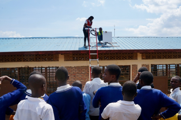 starlink-deploie-l-internet-par-satellite-dans-50-ecoles-au-rwanda